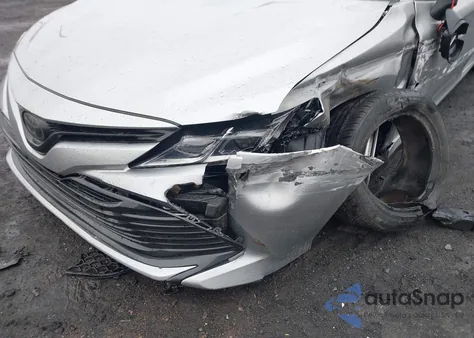 2018 Toyota Camry Le z USA, uszkodzony, nr VIN JTNB11HK5J3011749